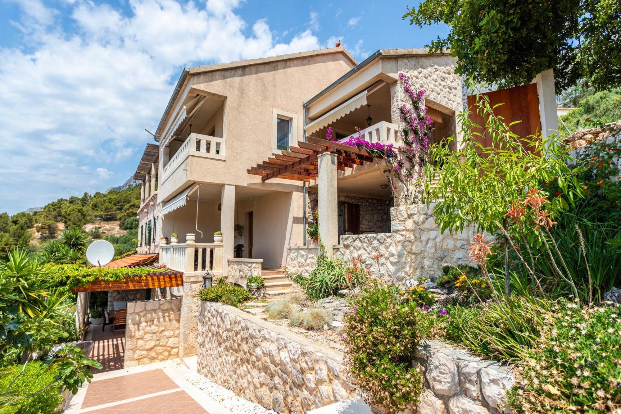 Perka Sveta Nedelja (Hvar)