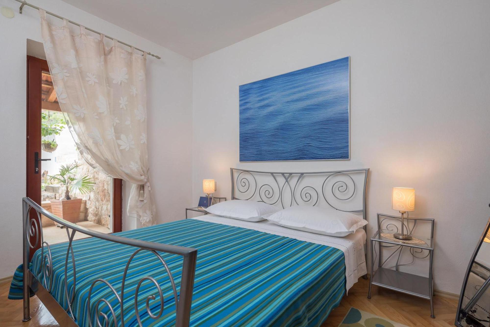 Perka * Sveta Nedelja (Hvar)