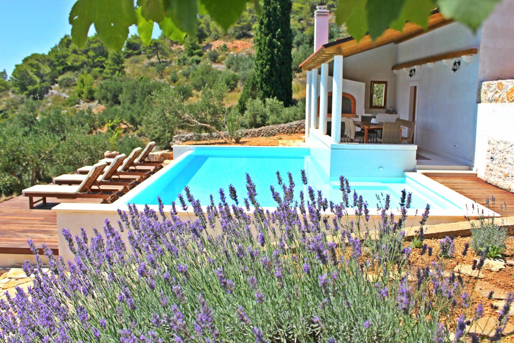 Perka * Sveta Nedelja (Hvar)
